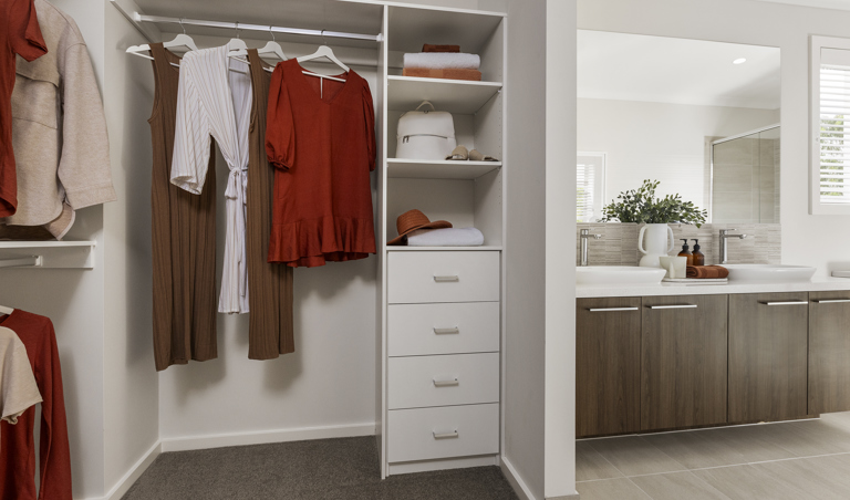 UEBG609419 D FIVE.2 Heroes 003