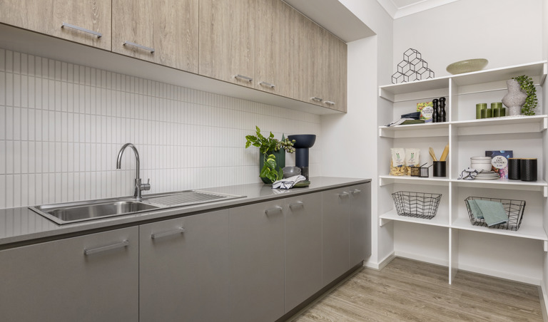 UEBG609419 S SEVEN.1 Heroes 024